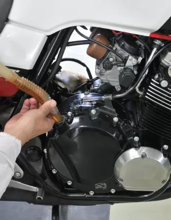 Stopping an Oil Leak on a Motorcycle - Bar's Leaks